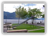 Eingezäunter Kinderspielplatz