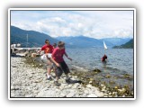 ...beim ältesten Spiel am Wasser. Welcher Stein hüpft am längsten?